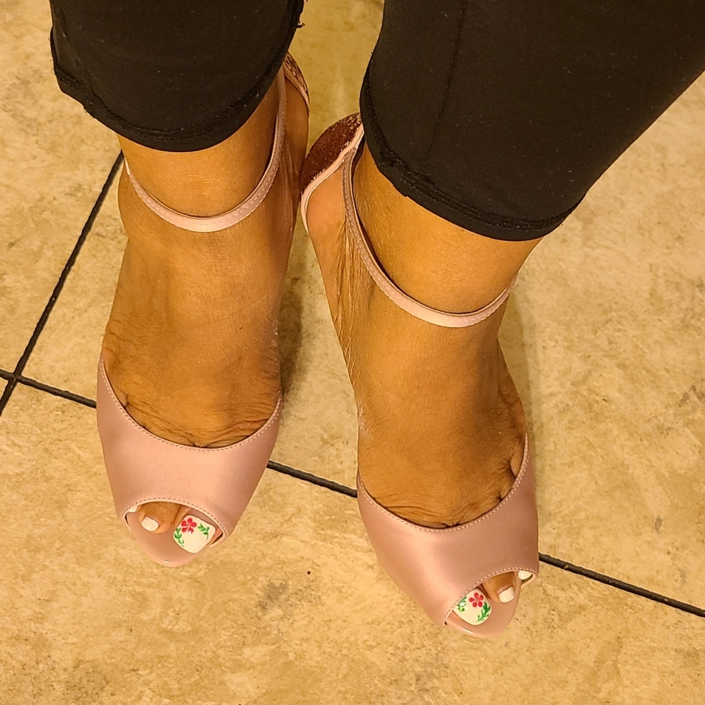Guess pink satin shoes with glittered 4 in heel 6.5